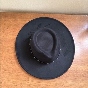 Women’s flat brim western hat
Forever 21